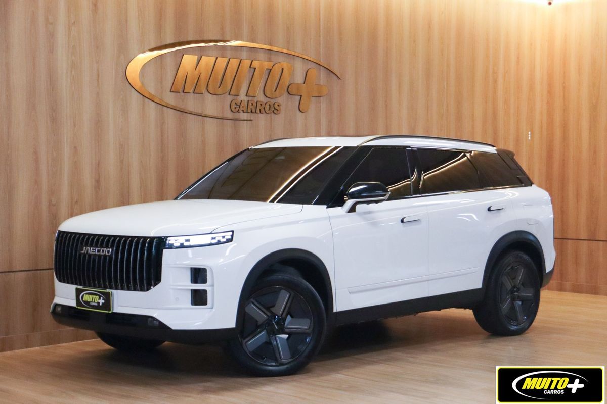 Jaecoo 7 Prestige híbrido plug-in branco no estúdio da Muito Mais Carros