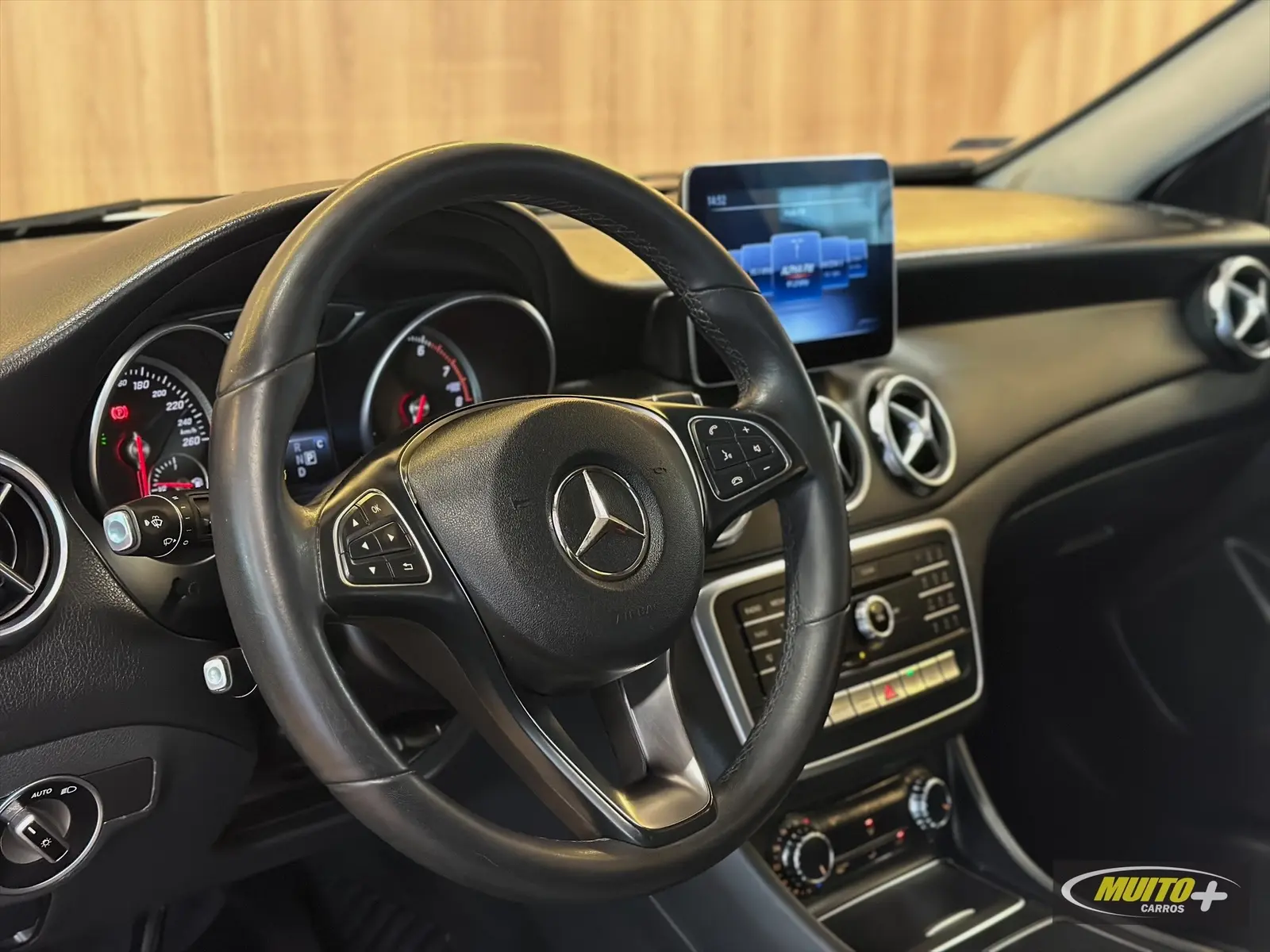 Mercedes Benz GLA 200 — foto 12