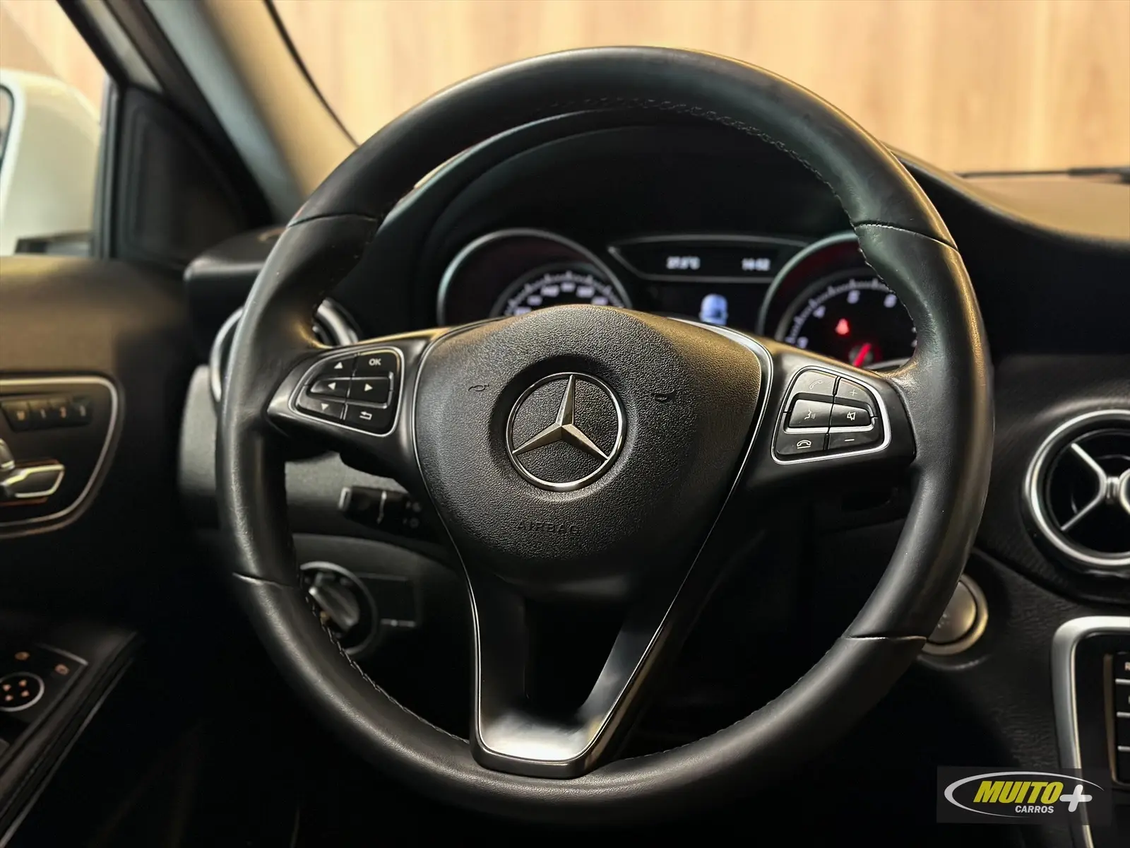 Mercedes Benz GLA 200 — foto 6
